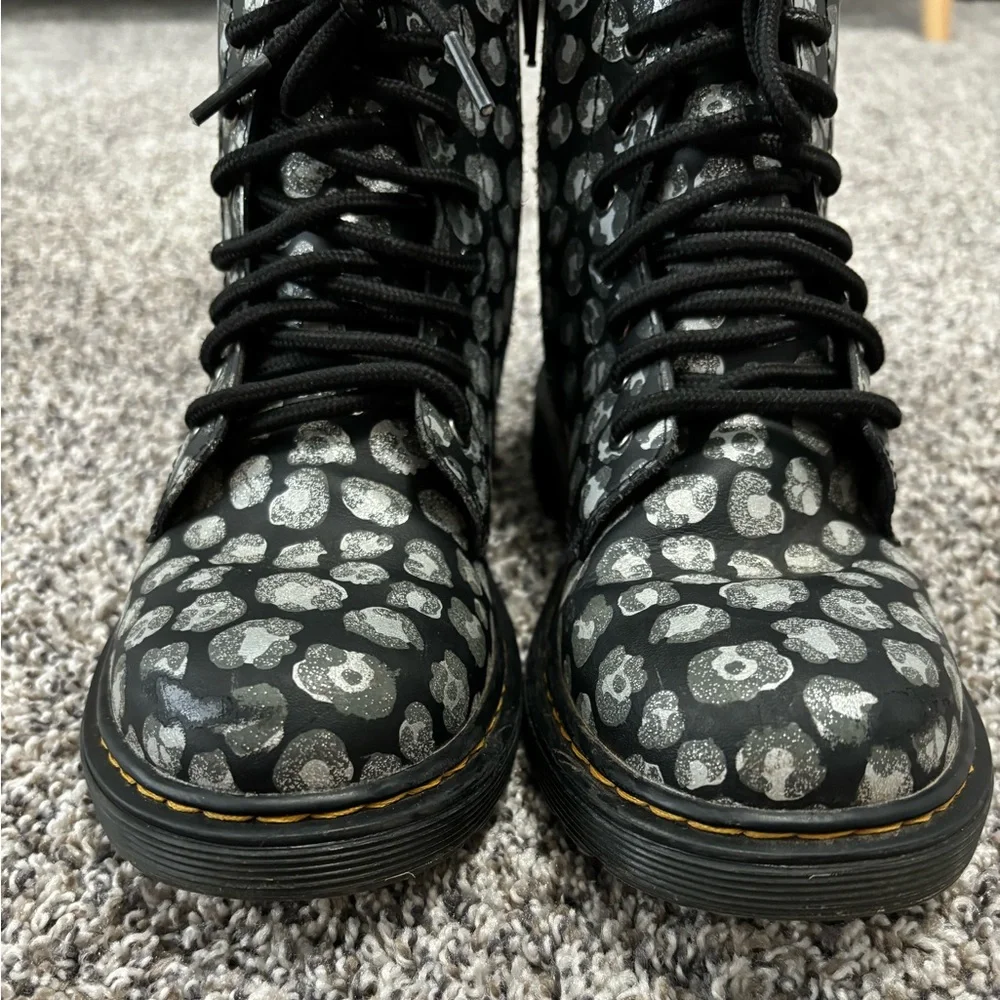 Doc Martens JUNIOR LEOPARD HYDRO LEATHER LACE UP BOOTS